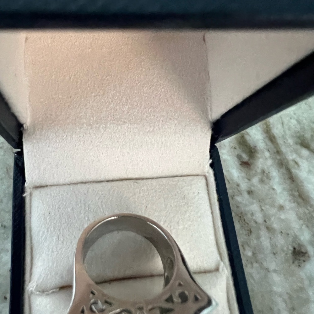 Black Onyx and sterling silver square is a great ring for your middle finger - Picture 4 of 4